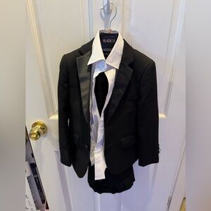Brand New Tuxedo.  Wrong Size ordered & BLACKTIE.  No Returns Police.
